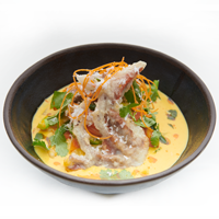 CURRY AMARILLO DE CANGREJO DE CONCHA BLANDA Y GAMBAS